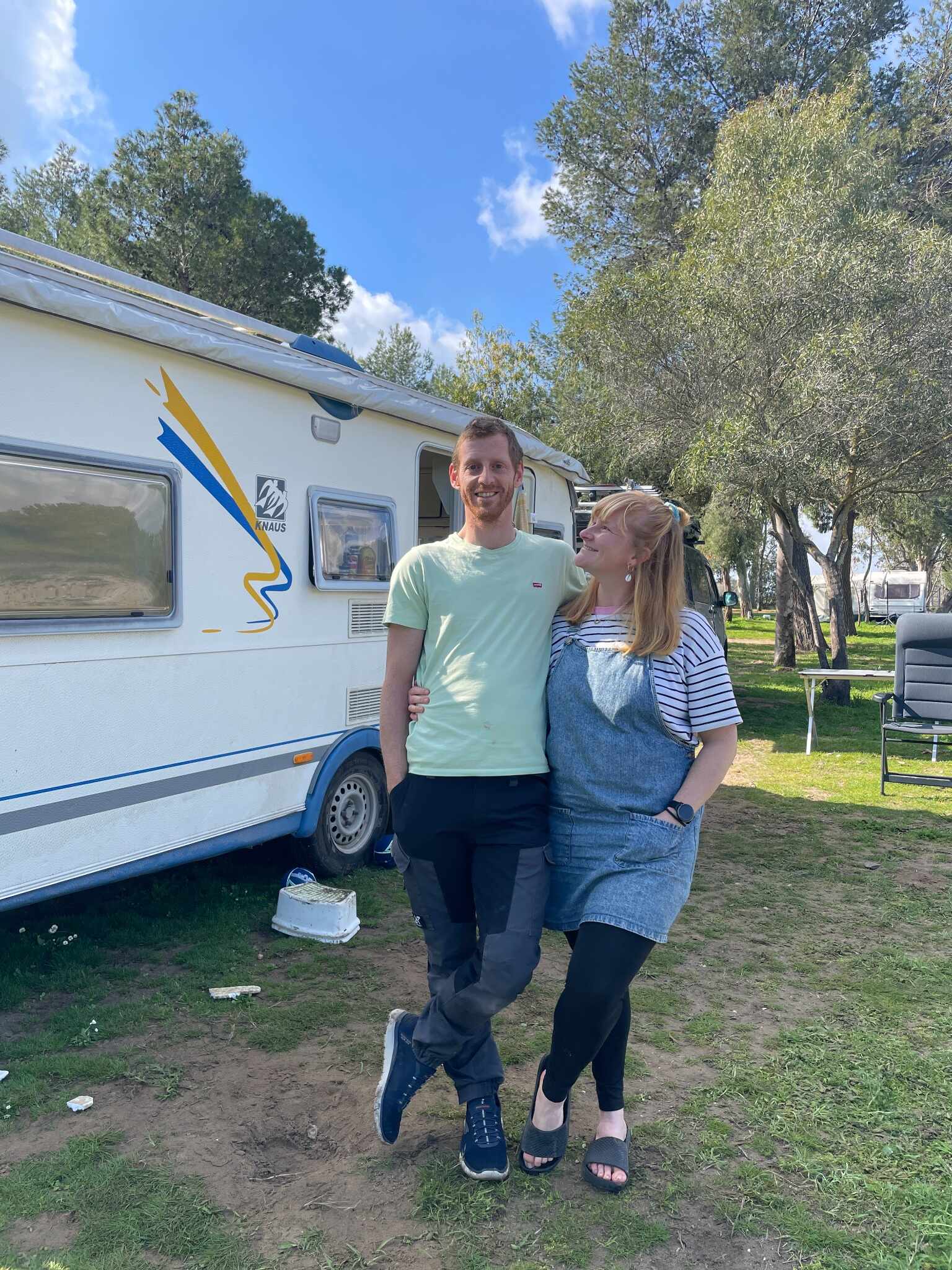 Franzi und Steffen vor ihrem Wohnwagen