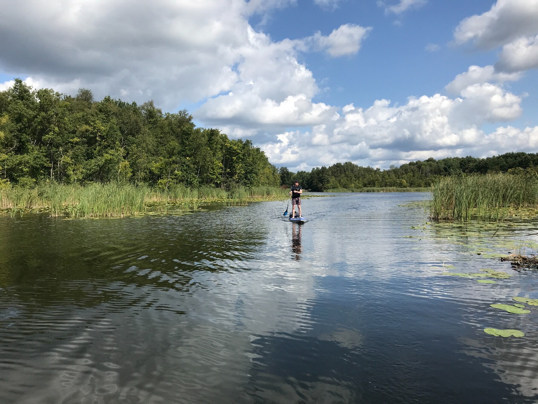 Steffen mit dem SUP auf einem ruhigen See