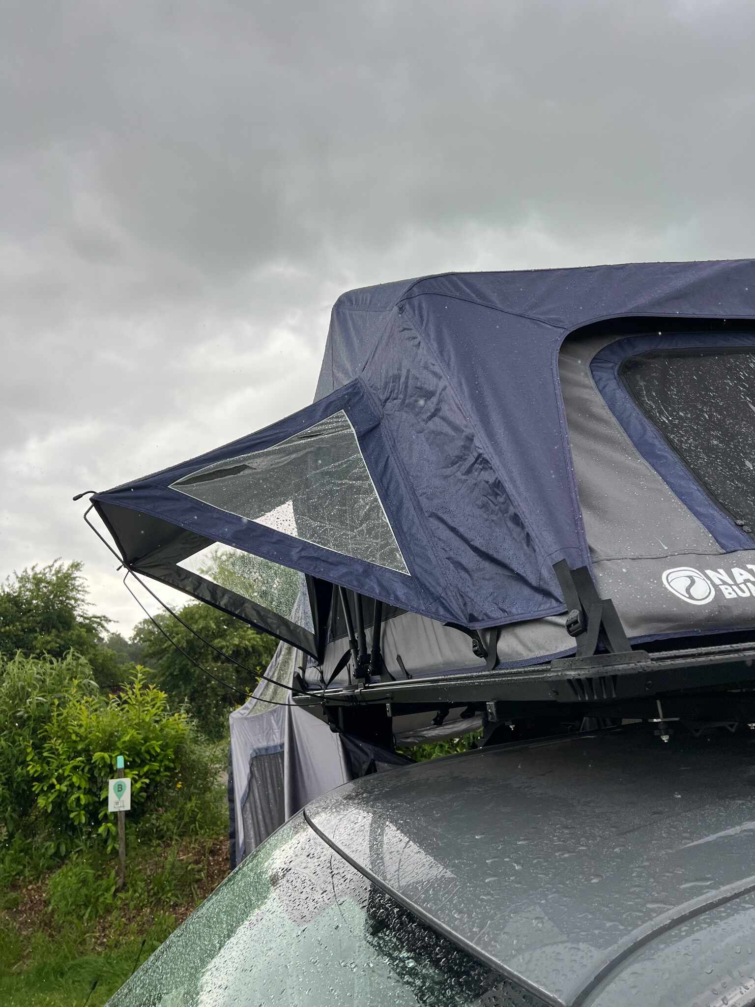 Dachzelt auch bei Regen im Einsatz