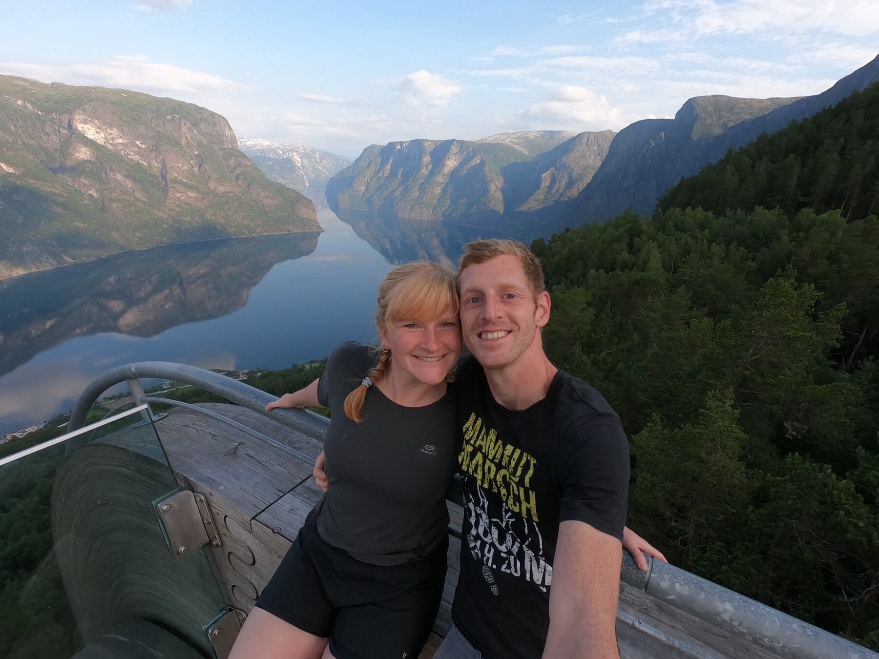 Franzi und Steffen mit Norwegens Fjordlandschaft im Hintergrund