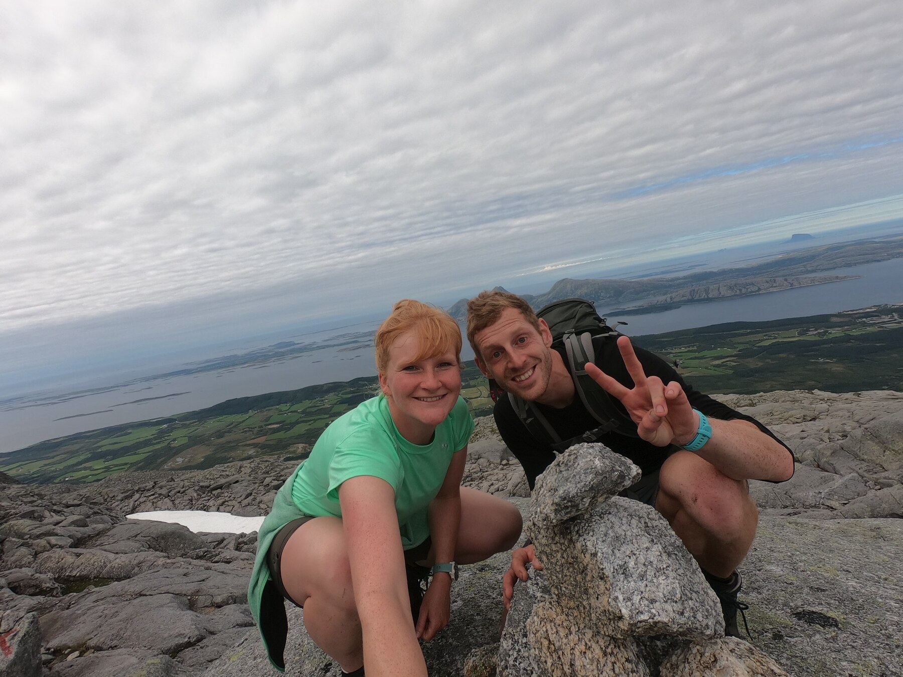Franzi & Steffen auf einem norwegischen Gipfel