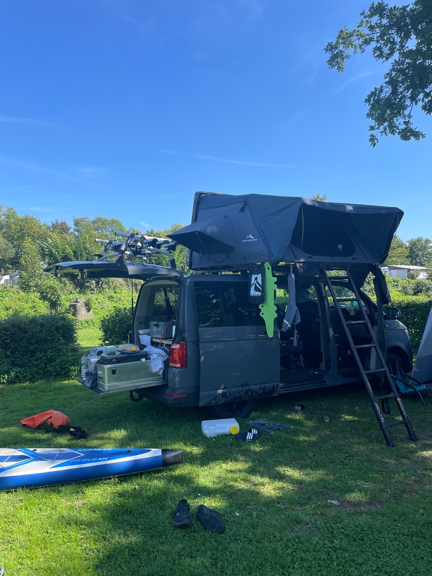 Unser Auto mit geöffnetem Dachzelt unterwegs