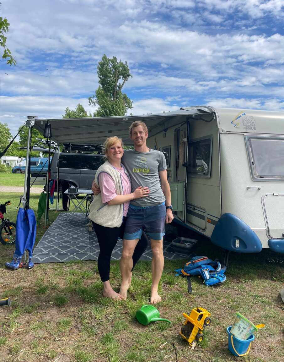 Franzi und Steffen vor ihrem Knaus Blue Line
