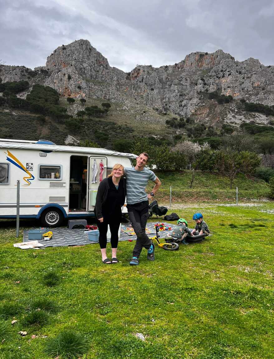 Franzi und Steffen mit ihrem Wohnwagen im Süden Italiens