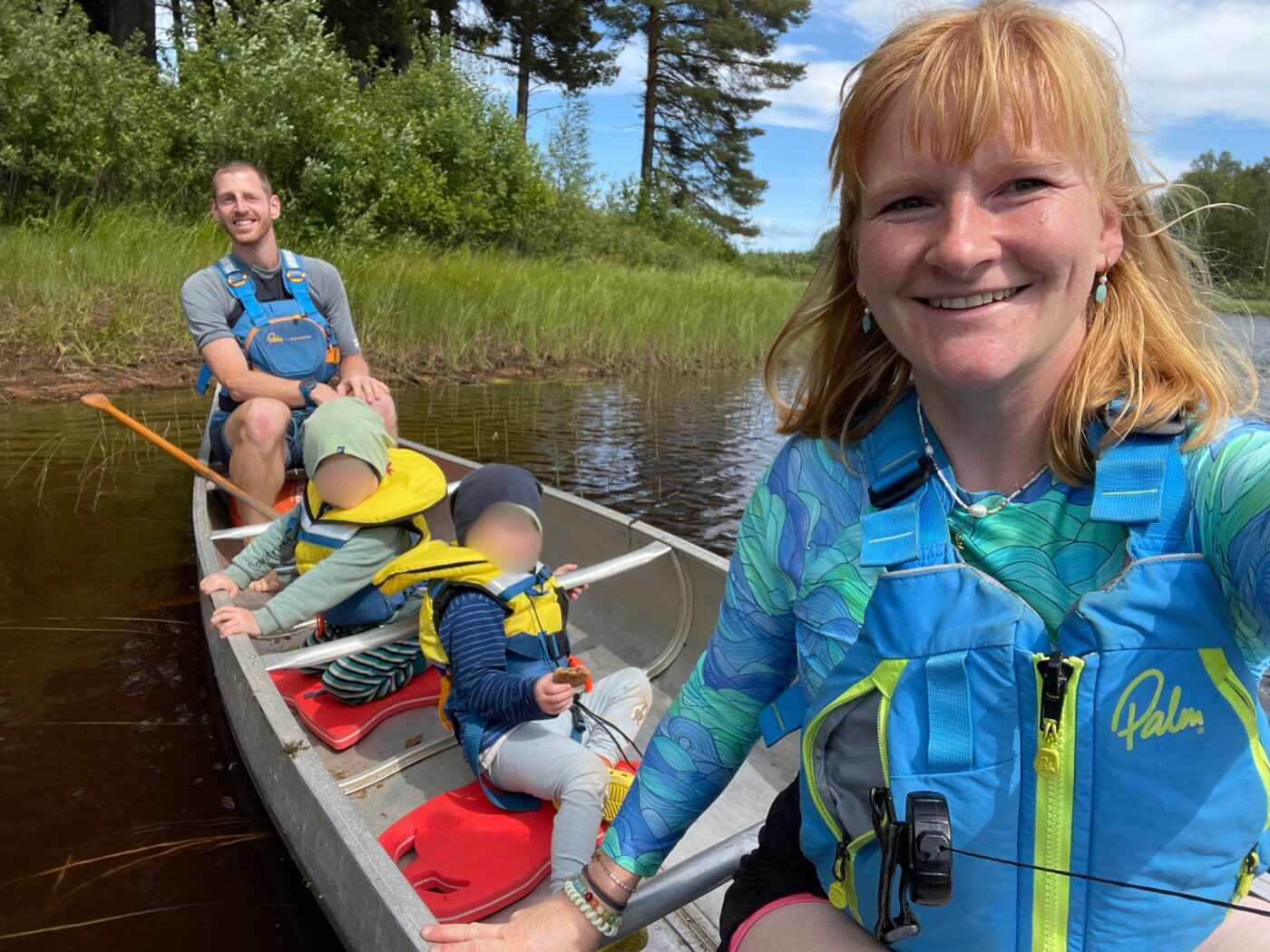 Familienausflug mit dem Kanu in Schweden